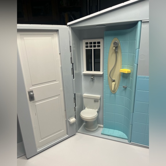 Vintage Barbie -totally real- fold n go house. Dryer spins- door bell rings- - Picture 7 of 10